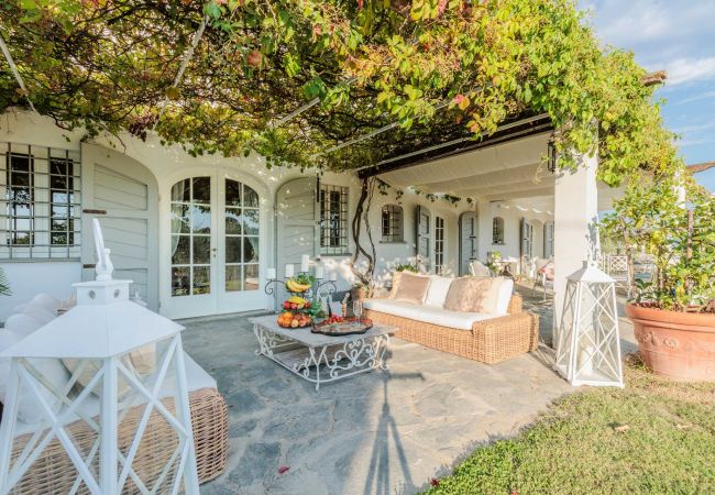 Villa a Capannori - Villa Noa, Romantic 8 bedroom Luxury Farmhouse with Private Pool on the Lucca Hills Villa a Capannori - Villa Noa, Romantic 8 bedroom Luxury Farmhouse with Private Pool on the Lucca Hills