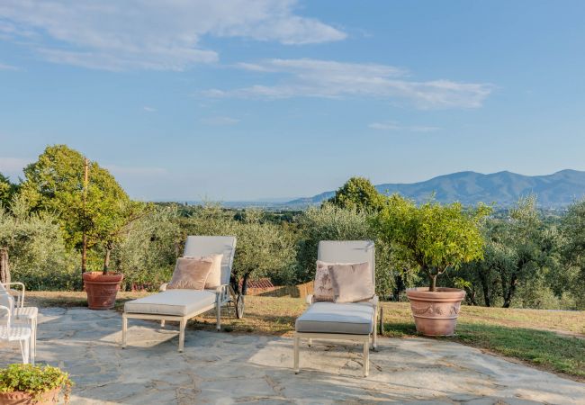 Villa a Capannori - Villa Noa, Romantic 8 bedroom Luxury Farmhouse with Private Pool on the Lucca Hills Villa a Capannori - Villa Noa, Romantic 8 bedroom Luxury Farmhouse with Private Pool on the Lucca Hills