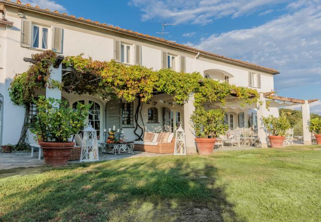 Villa a Capannori - Villa Noa, Romantic 8 bedroom Luxury Farmhouse with Private Pool on the Lucca Hills Villa a Capannori - Villa Noa, Romantic 8 bedroom Luxury Farmhouse with Private Pool on the Lucca Hills