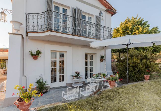 Villa a Capannori - Villa Noa, Romantic 8 bedroom Luxury Farmhouse with Private Pool on the Lucca Hills Villa a Capannori - Villa Noa, Romantic 8 bedroom Luxury Farmhouse with Private Pool on the Lucca Hills