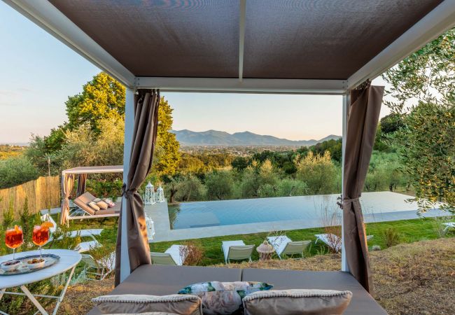 Villa a Capannori - Villa Noa, Romantic 8 bedroom Luxury Farmhouse with Private Pool on the Lucca Hills Villa a Capannori - Villa Noa, Romantic 8 bedroom Luxury Farmhouse with Private Pool on the Lucca Hills