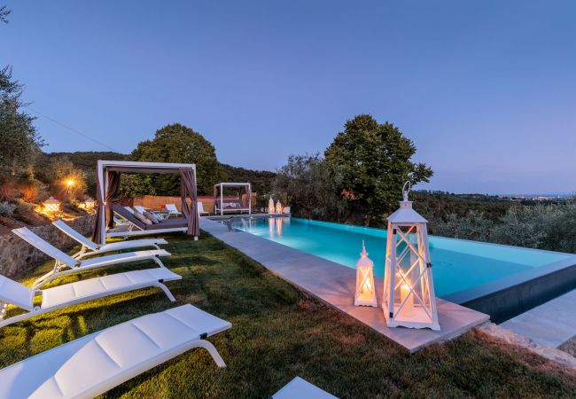 Villa a Capannori - Villa Noa, Romantic 8 bedroom Luxury Farmhouse with Private Pool on the Lucca Hills Villa a Capannori - Villa Noa, Romantic 8 bedroom Luxury Farmhouse with Private Pool on the Lucca Hills