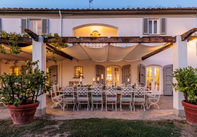 Villa a Capannori - Villa Noa, Romantic 8 bedroom Luxury Farmhouse with Private Pool on the Lucca Hills Villa a Capannori - Villa Noa, Romantic 8 bedroom Luxury Farmhouse with Private Pool on the Lucca Hills