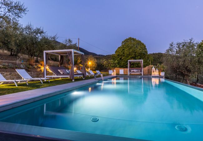 Villa a Capannori - Villa Noa, Romantic 8 bedroom Luxury Farmhouse with Private Pool on the Lucca Hills Villa a Capannori - Villa Noa, Romantic 8 bedroom Luxury Farmhouse with Private Pool on the Lucca Hills