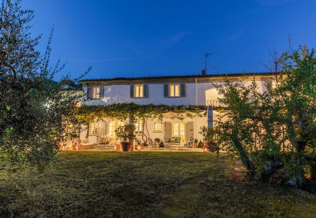 Villa a Capannori - Villa Noa, Romantic 8 bedroom Luxury Farmhouse with Private Pool on the Lucca Hills Villa a Capannori - Villa Noa, Romantic 8 bedroom Luxury Farmhouse with Private Pool on the Lucca Hills