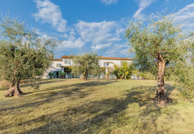 Villa a Capannori - Villa Noa, Romantic 8 bedroom Luxury Farmhouse with Private Pool on the Lucca Hills Villa a Capannori - Villa Noa, Romantic 8 bedroom Luxury Farmhouse with Private Pool on the Lucca Hills