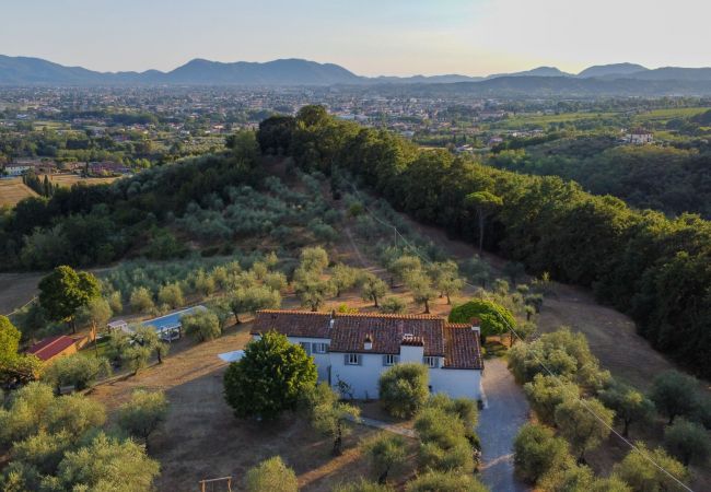 Villa a Capannori - Villa Noa, Romantic 8 bedroom Luxury Farmhouse with Private Pool on the Lucca Hills Villa a Capannori - Villa Noa, Romantic 8 bedroom Luxury Farmhouse with Private Pool on the Lucca Hills
