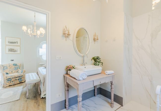 Villa a Capannori - Villa Noa, Romantic 8 bedroom Luxury Farmhouse with Private Pool on the Lucca Hills Villa a Capannori - Villa Noa, Romantic 8 bedroom Luxury Farmhouse with Private Pool on the Lucca Hills