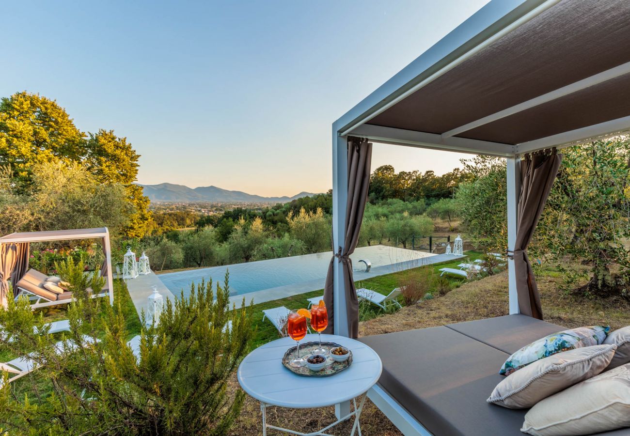 Villa a Capannori - Villa Noa, Romantic 8 bedroom Luxury Farmhouse with Private Pool on the Lucca Hills Villa a Capannori - Villa Noa, Romantic 8 bedroom Luxury Farmhouse with Private Pool on the Lucca Hills