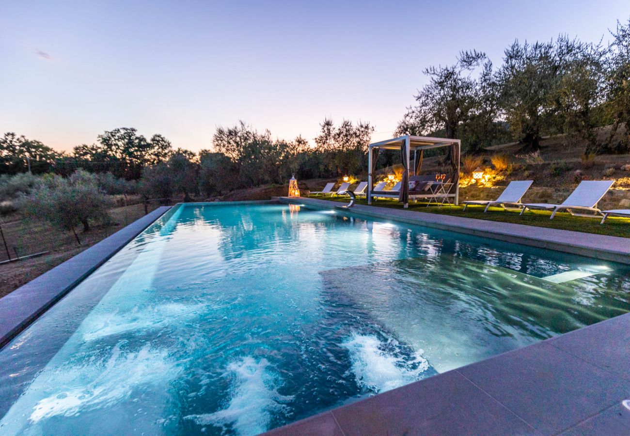 Villa a Capannori - Villa Noa, Romantic 8 bedroom Luxury Farmhouse with Private Pool on the Lucca Hills Villa a Capannori - Villa Noa, Romantic 8 bedroom Luxury Farmhouse with Private Pool on the Lucca Hills