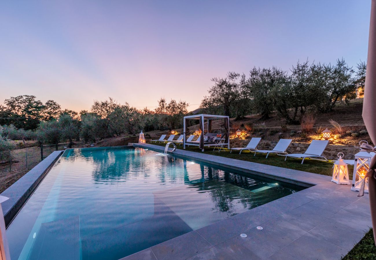 Villa a Capannori - Villa Noa, Romantic 8 bedroom Luxury Farmhouse with Private Pool on the Lucca Hills Villa a Capannori - Villa Noa, Romantic 8 bedroom Luxury Farmhouse with Private Pool on the Lucca Hills
