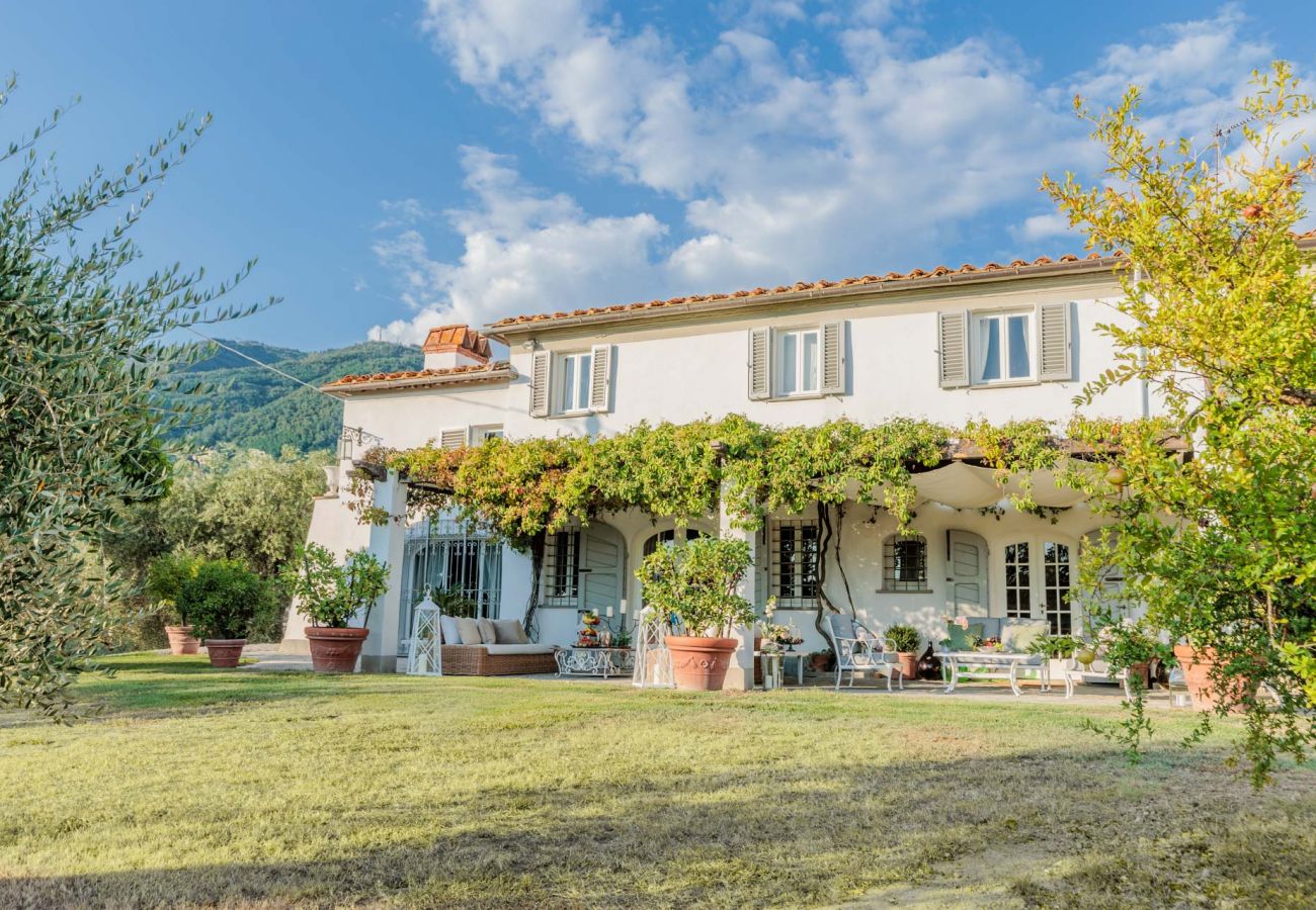 Villa a Capannori - Villa Noa, Romantic 8 bedroom Luxury Farmhouse with Private Pool on the Lucca Hills Villa a Capannori - Villa Noa, Romantic 8 bedroom Luxury Farmhouse with Private Pool on the Lucca Hills