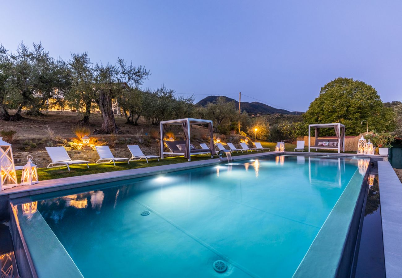 Villa a Capannori - Villa Noa, Romantic 8 bedroom Luxury Farmhouse with Private Pool on the Lucca Hills Villa a Capannori - Villa Noa, Romantic 8 bedroom Luxury Farmhouse with Private Pool on the Lucca Hills