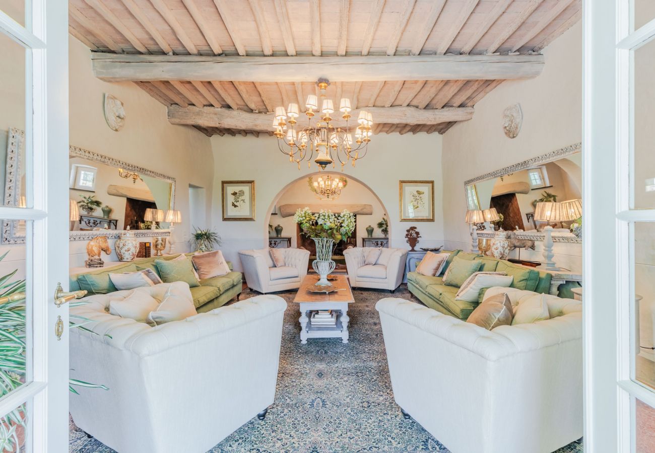 Villa a Capannori - Villa Noa, Romantic 8 bedroom Luxury Farmhouse with Private Pool on the Lucca Hills Villa a Capannori - Villa Noa, Romantic 8 bedroom Luxury Farmhouse with Private Pool on the Lucca Hills
