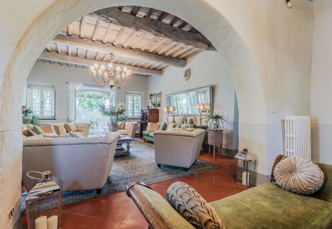Villa a Capannori - Villa Noa, Romantic 8 bedroom Luxury Farmhouse with Private Pool on the Lucca Hills Villa a Capannori - Villa Noa, Romantic 8 bedroom Luxury Farmhouse with Private Pool on the Lucca Hills