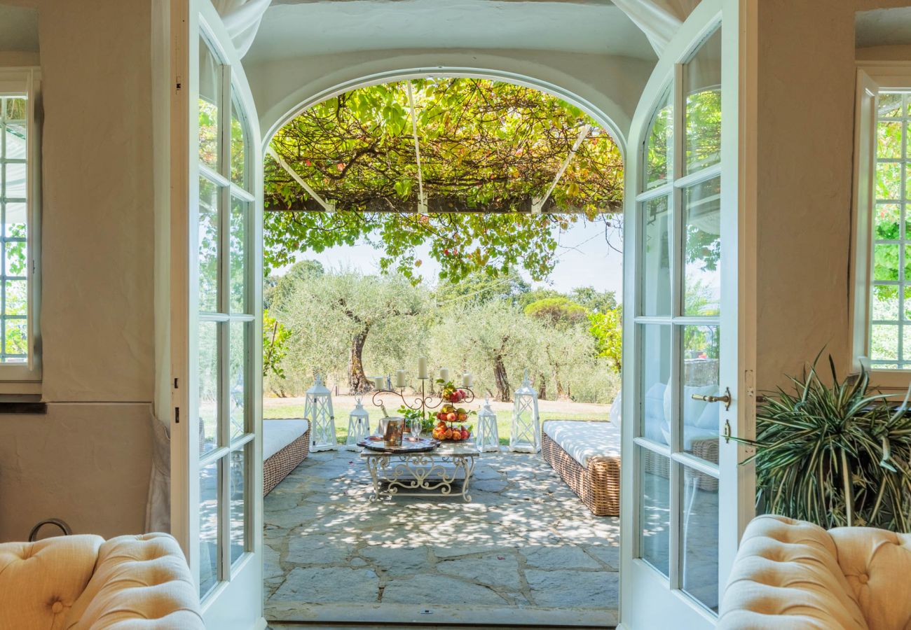 Villa a Capannori - Villa Noa, Romantic 8 bedroom Luxury Farmhouse with Private Pool on the Lucca Hills Villa a Capannori - Villa Noa, Romantic 8 bedroom Luxury Farmhouse with Private Pool on the Lucca Hills