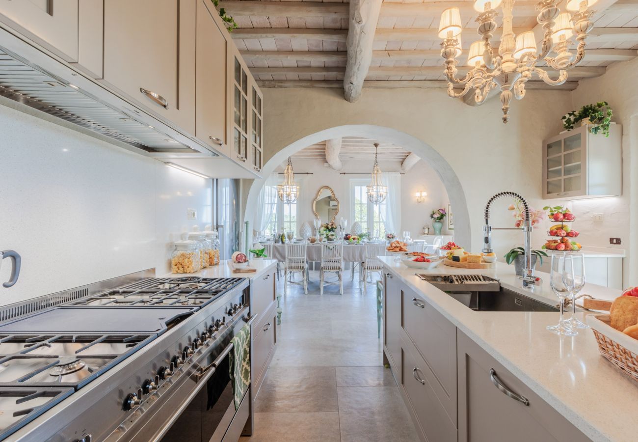 Villa a Capannori - Villa Noa, Romantic 8 bedroom Luxury Farmhouse with Private Pool on the Lucca Hills Villa a Capannori - Villa Noa, Romantic 8 bedroom Luxury Farmhouse with Private Pool on the Lucca Hills