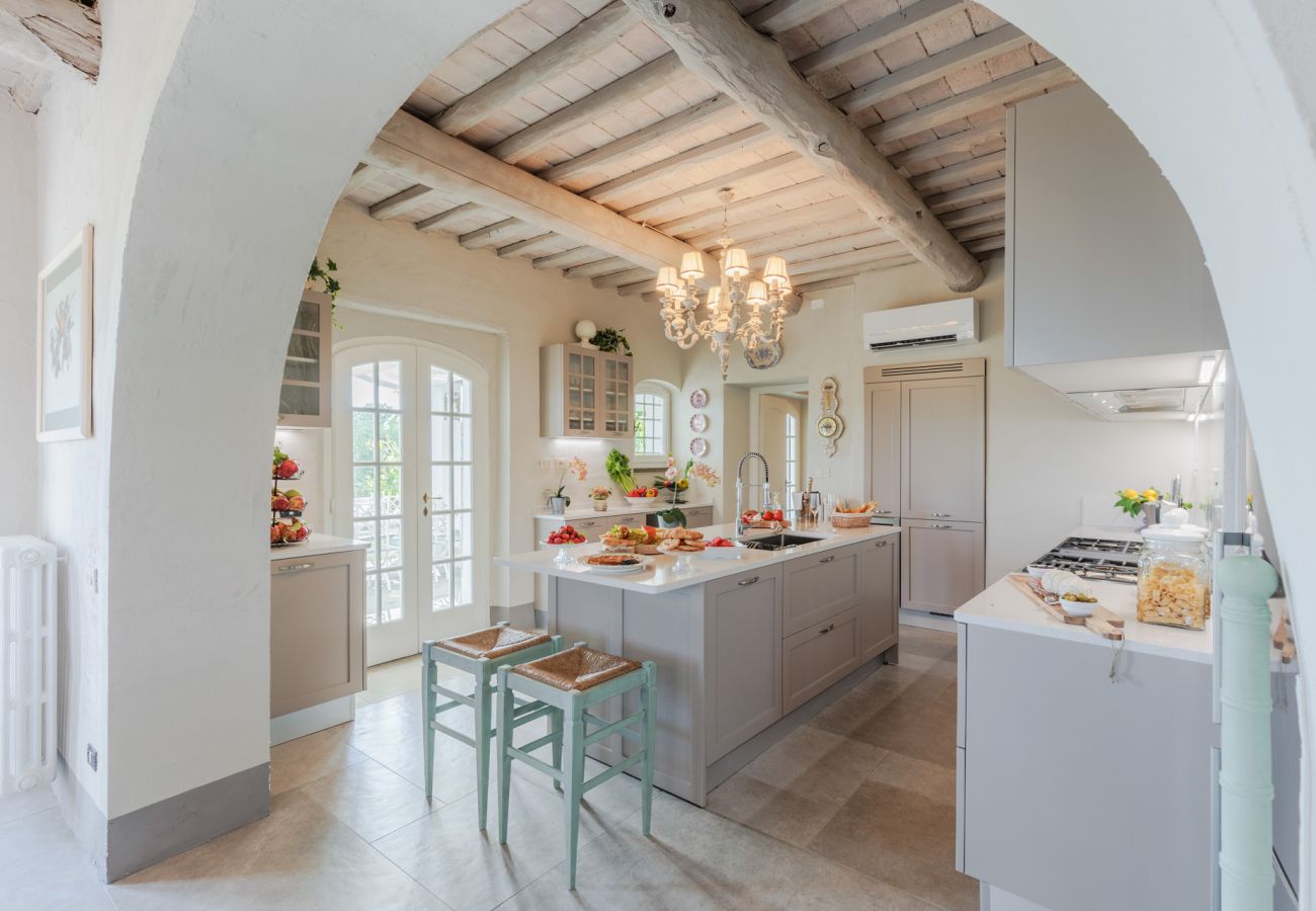 Villa a Capannori - Villa Noa, Romantic 8 bedroom Luxury Farmhouse with Private Pool on the Lucca Hills Villa a Capannori - Villa Noa, Romantic 8 bedroom Luxury Farmhouse with Private Pool on the Lucca Hills