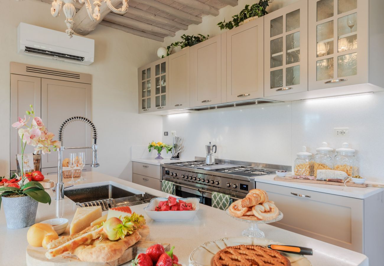 Villa a Capannori - Villa Noa, Romantic 8 bedroom Luxury Farmhouse with Private Pool on the Lucca Hills Villa a Capannori - Villa Noa, Romantic 8 bedroom Luxury Farmhouse with Private Pool on the Lucca Hills