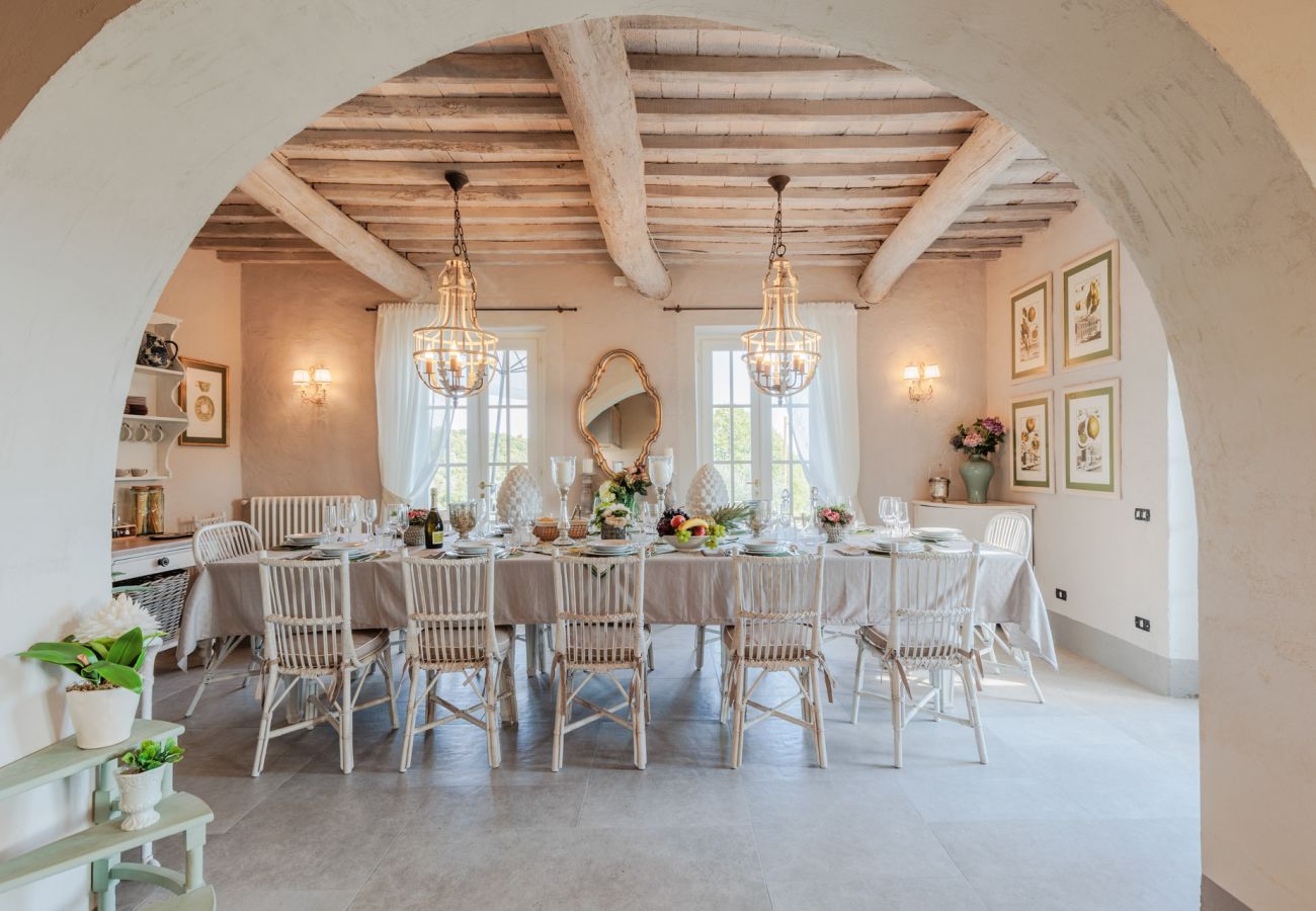 Villa a Capannori - Villa Noa, Romantic 8 bedroom Luxury Farmhouse with Private Pool on the Lucca Hills Villa a Capannori - Villa Noa, Romantic 8 bedroom Luxury Farmhouse with Private Pool on the Lucca Hills