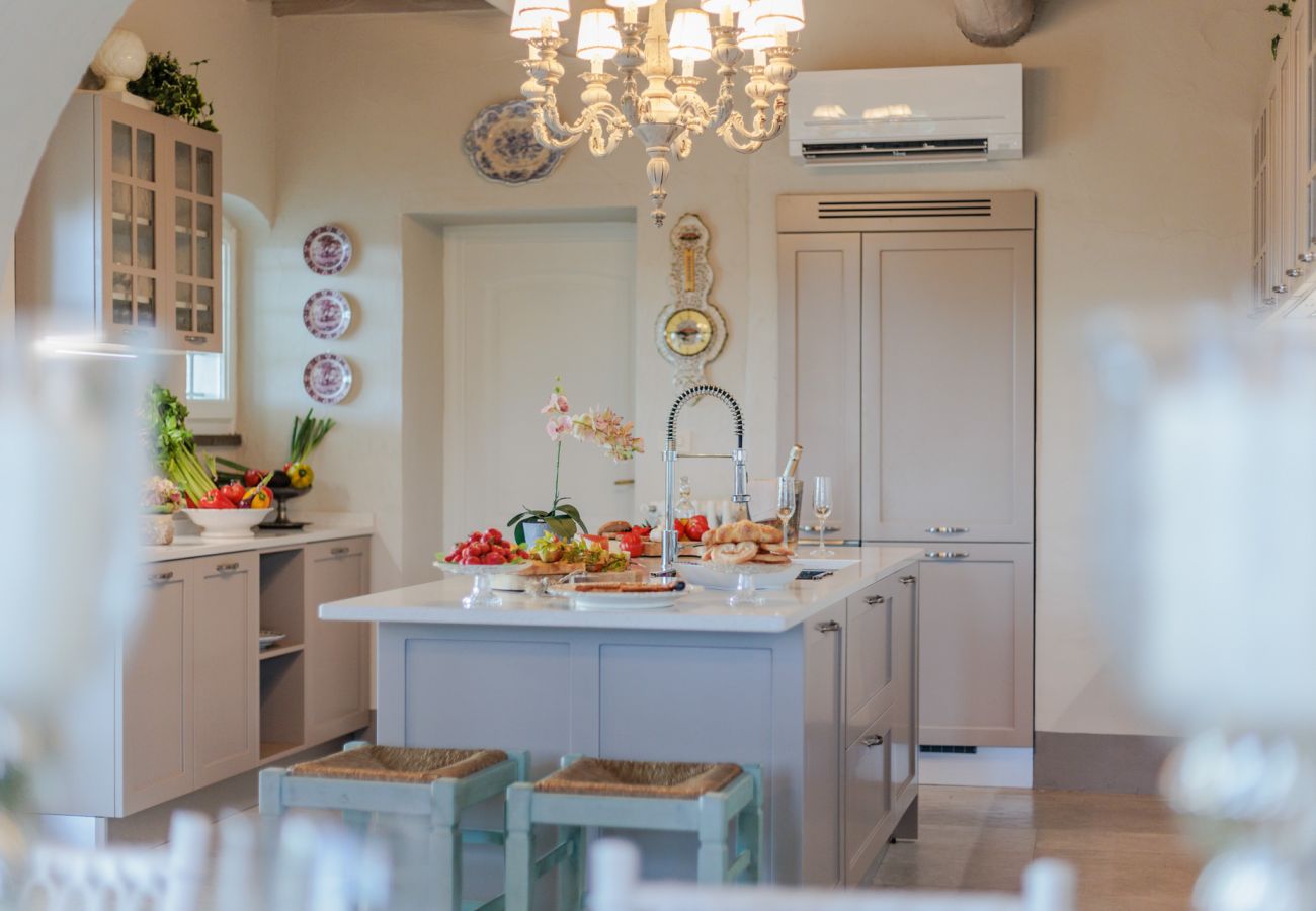 Villa a Capannori - Villa Noa, Romantic 8 bedroom Luxury Farmhouse with Private Pool on the Lucca Hills Villa a Capannori - Villa Noa, Romantic 8 bedroom Luxury Farmhouse with Private Pool on the Lucca Hills