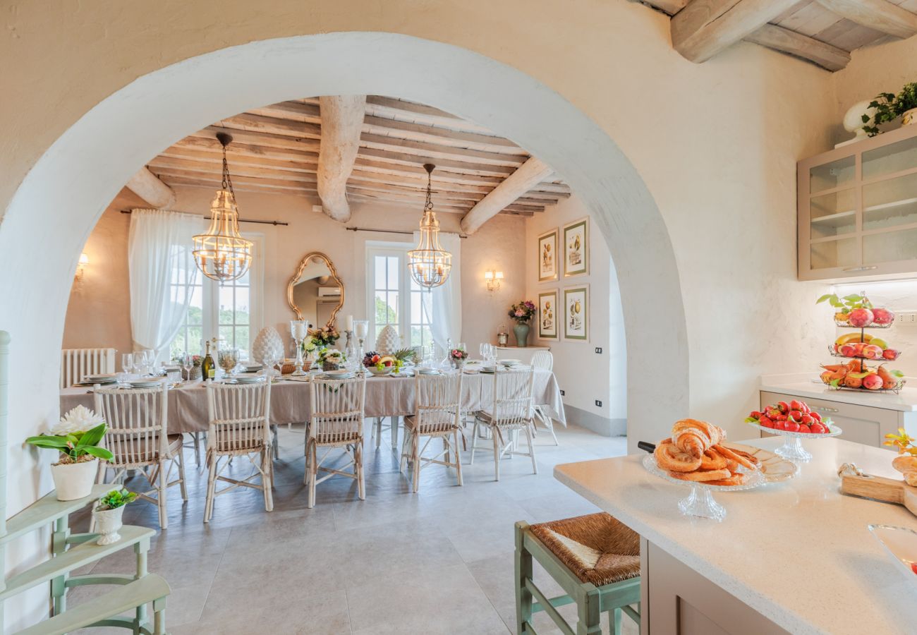 Villa a Capannori - Villa Noa, Romantic 8 bedroom Luxury Farmhouse with Private Pool on the Lucca Hills Villa a Capannori - Villa Noa, Romantic 8 bedroom Luxury Farmhouse with Private Pool on the Lucca Hills