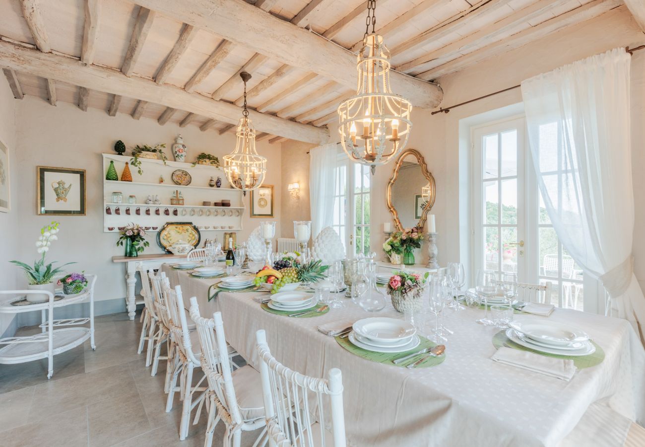Villa a Capannori - Villa Noa, Romantic 8 bedroom Luxury Farmhouse with Private Pool on the Lucca Hills Villa a Capannori - Villa Noa, Romantic 8 bedroom Luxury Farmhouse with Private Pool on the Lucca Hills