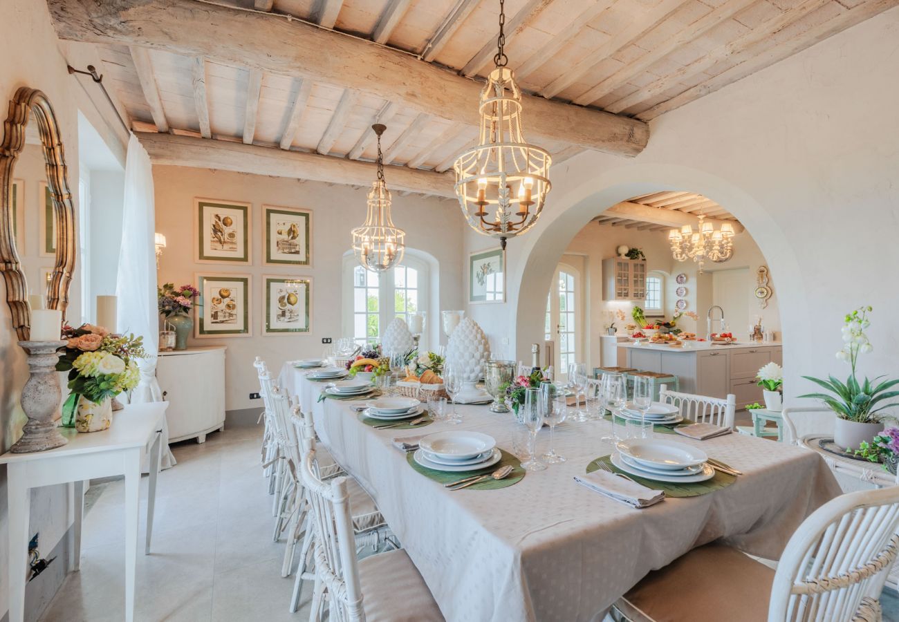 Villa a Capannori - Villa Noa, Romantic 8 bedroom Luxury Farmhouse with Private Pool on the Lucca Hills Villa a Capannori - Villa Noa, Romantic 8 bedroom Luxury Farmhouse with Private Pool on the Lucca Hills