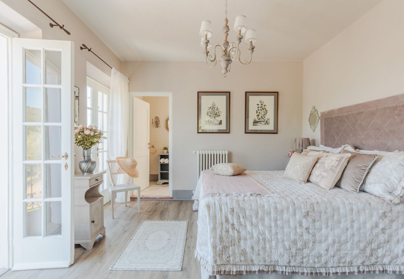 Villa a Capannori - Villa Noa, Romantic 8 bedroom Luxury Farmhouse with Private Pool on the Lucca Hills Villa a Capannori - Villa Noa, Romantic 8 bedroom Luxury Farmhouse with Private Pool on the Lucca Hills