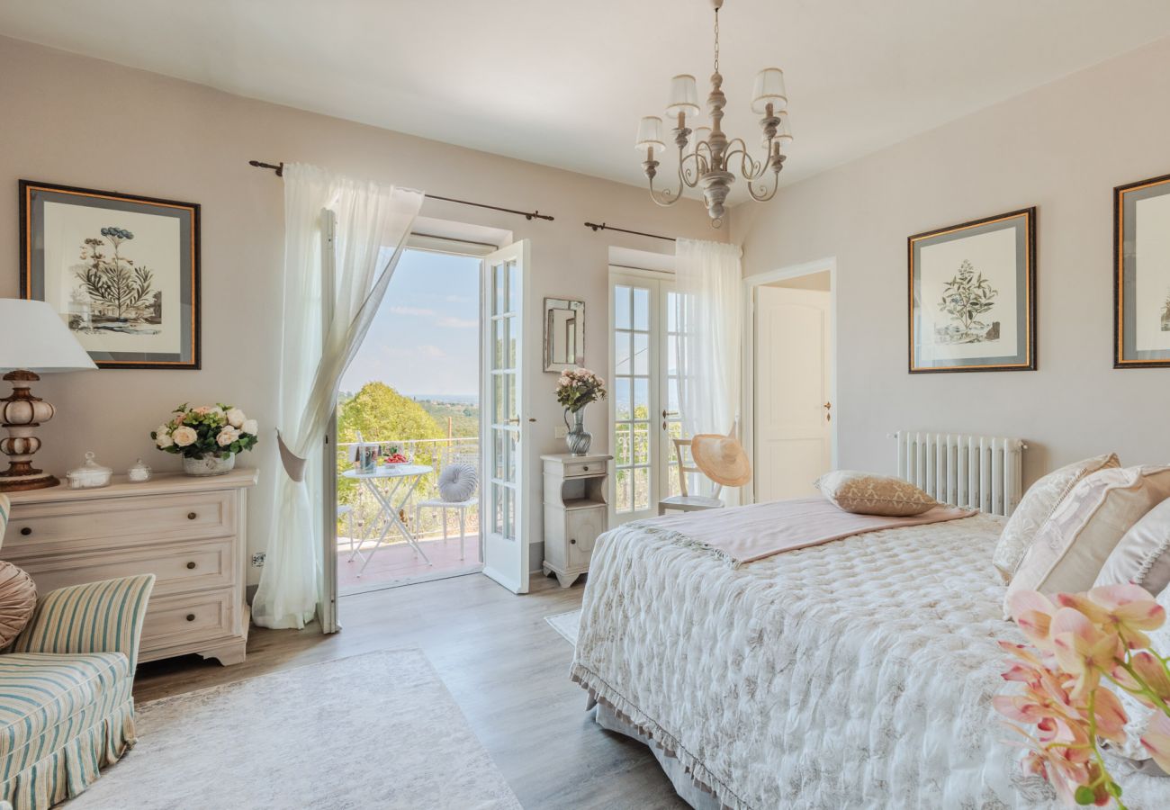 Villa a Capannori - Villa Noa, Romantic 8 bedroom Luxury Farmhouse with Private Pool on the Lucca Hills Villa a Capannori - Villa Noa, Romantic 8 bedroom Luxury Farmhouse with Private Pool on the Lucca Hills