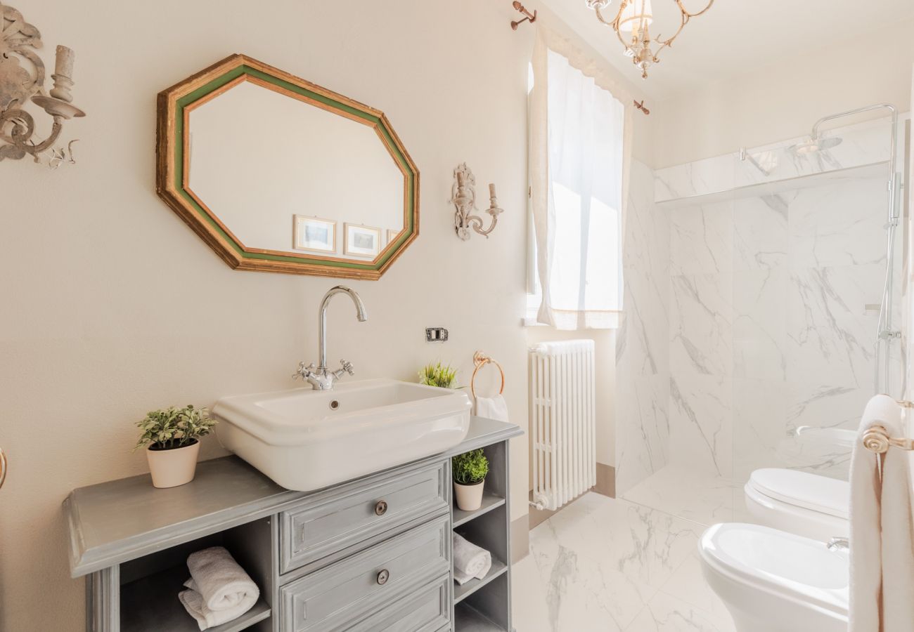 Villa a Capannori - Villa Noa, Romantic 8 bedroom Luxury Farmhouse with Private Pool on the Lucca Hills Villa a Capannori - Villa Noa, Romantic 8 bedroom Luxury Farmhouse with Private Pool on the Lucca Hills