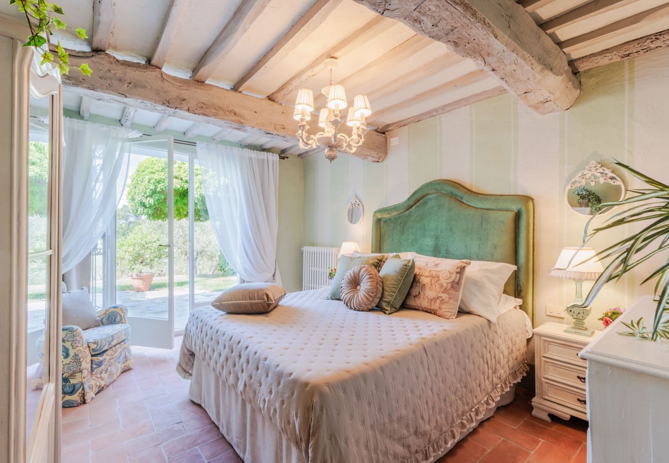 Villa a Capannori - Villa Noa, Romantic 8 bedroom Luxury Farmhouse with Private Pool on the Lucca Hills Villa a Capannori - Villa Noa, Romantic 8 bedroom Luxury Farmhouse with Private Pool on the Lucca Hills