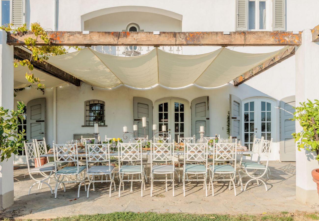 Villa a Capannori - Villa Noa, Romantic 8 bedroom Luxury Farmhouse with Private Pool on the Lucca Hills Villa a Capannori - Villa Noa, Romantic 8 bedroom Luxury Farmhouse with Private Pool on the Lucca Hills