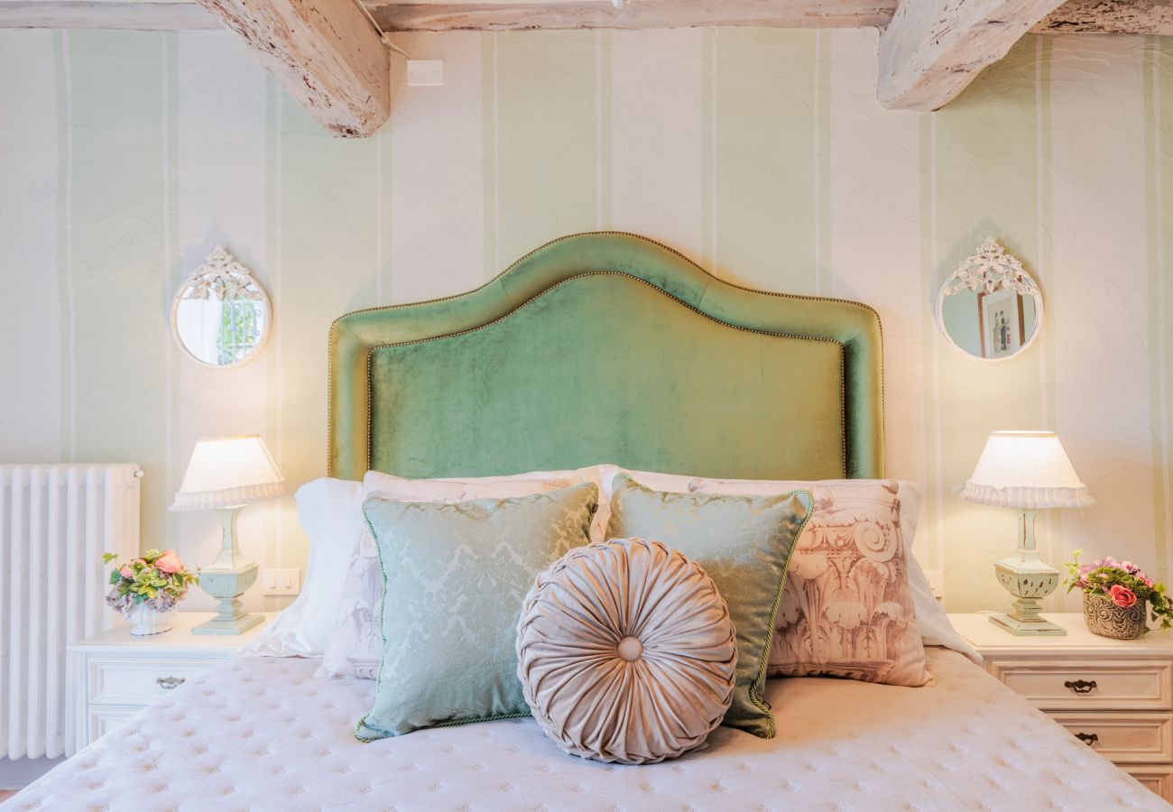 Villa a Capannori - Villa Noa, Romantic 8 bedroom Luxury Farmhouse with Private Pool on the Lucca Hills Villa a Capannori - Villa Noa, Romantic 8 bedroom Luxury Farmhouse with Private Pool on the Lucca Hills