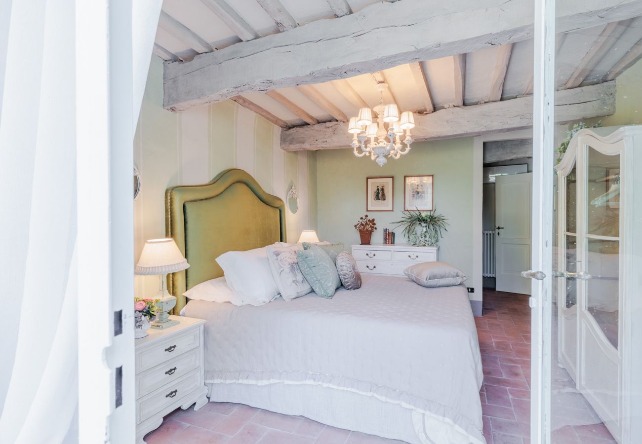 Villa a Capannori - Villa Noa, Romantic 8 bedroom Luxury Farmhouse with Private Pool on the Lucca Hills Villa a Capannori - Villa Noa, Romantic 8 bedroom Luxury Farmhouse with Private Pool on the Lucca Hills