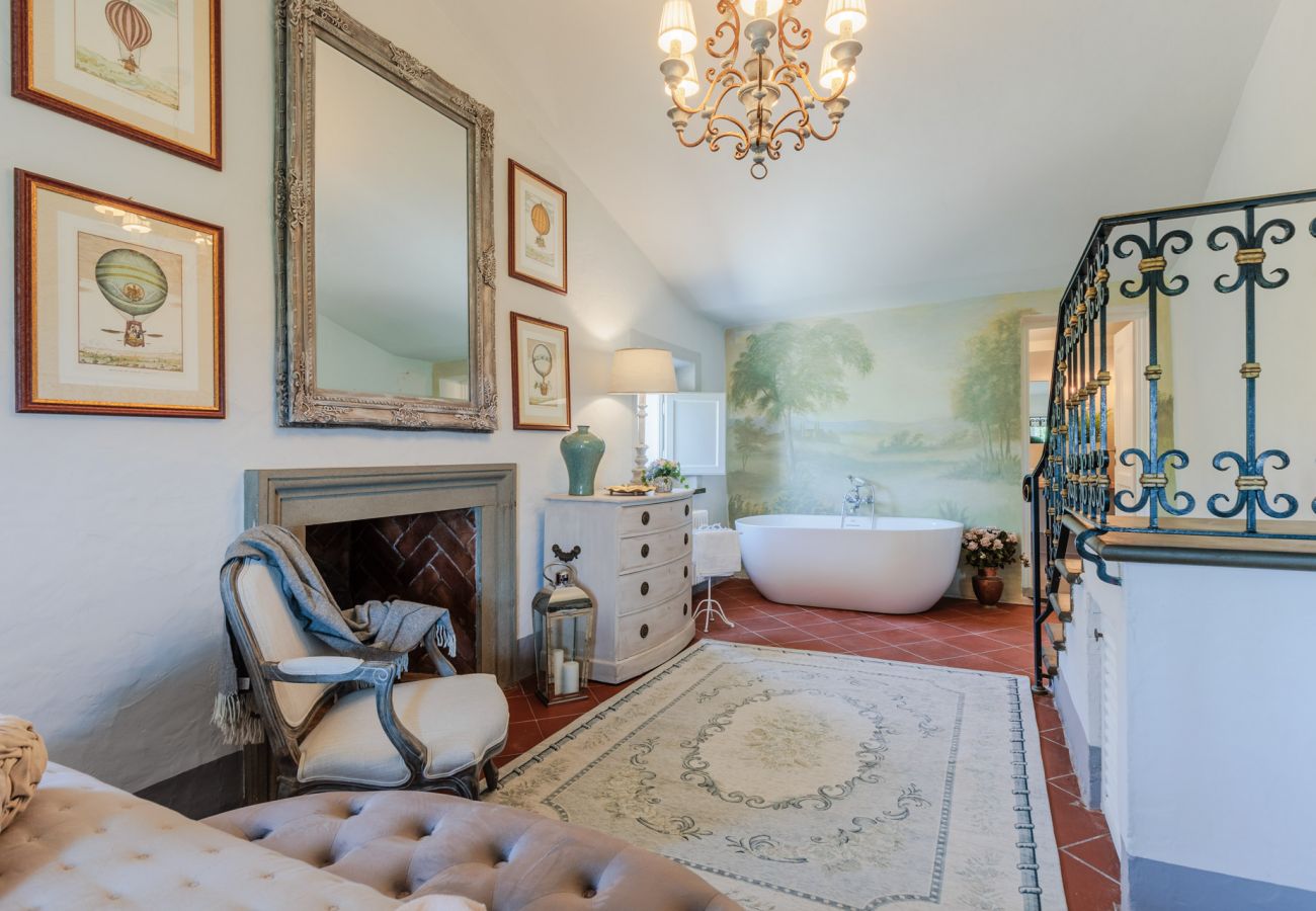 Villa a Capannori - Villa Noa, Romantic 8 bedroom Luxury Farmhouse with Private Pool on the Lucca Hills Villa a Capannori - Villa Noa, Romantic 8 bedroom Luxury Farmhouse with Private Pool on the Lucca Hills