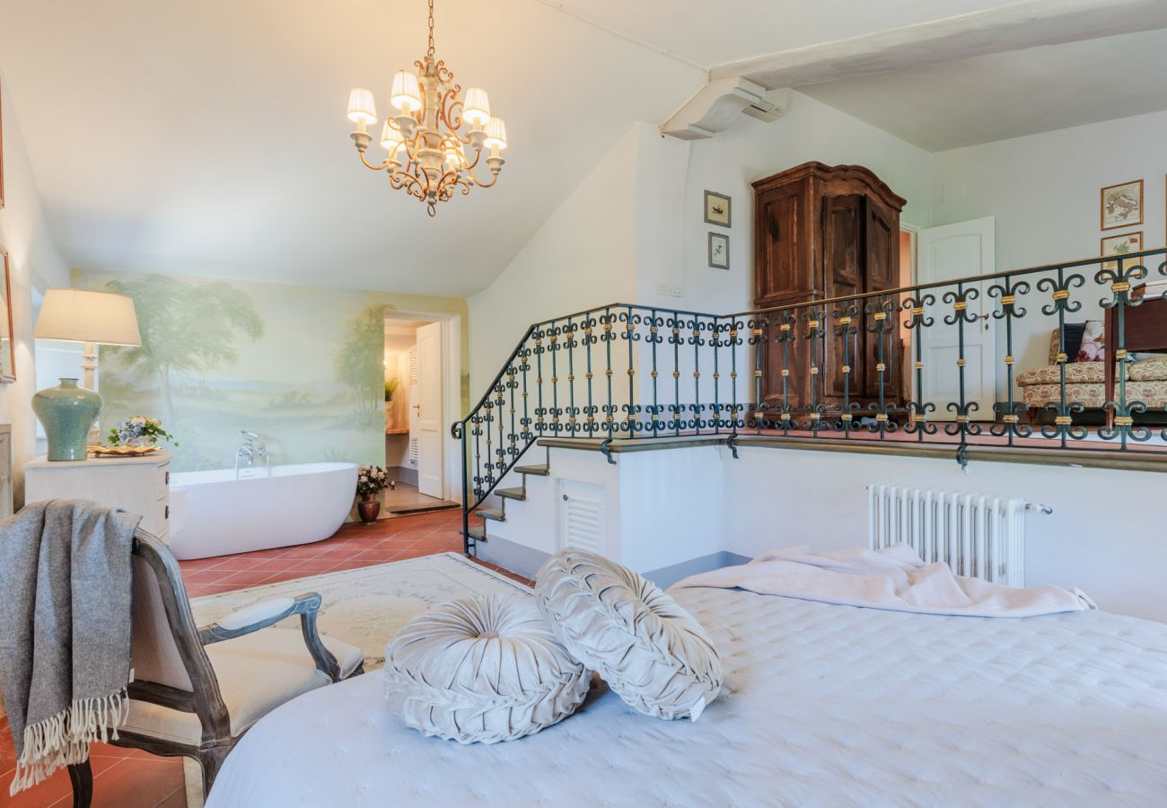 Villa a Capannori - Villa Noa, Romantic 8 bedroom Luxury Farmhouse with Private Pool on the Lucca Hills Villa a Capannori - Villa Noa, Romantic 8 bedroom Luxury Farmhouse with Private Pool on the Lucca Hills