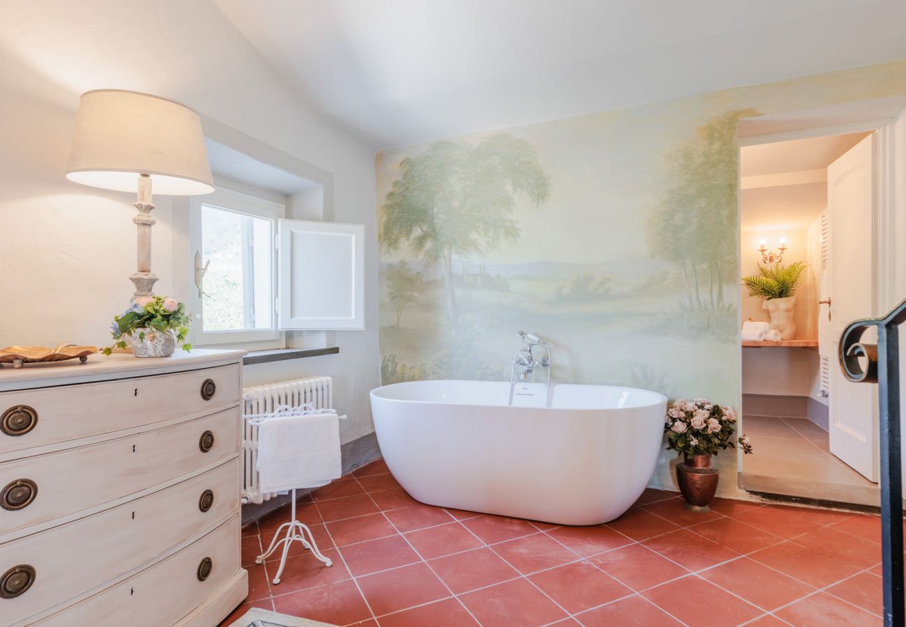 Villa a Capannori - Villa Noa, Romantic 8 bedroom Luxury Farmhouse with Private Pool on the Lucca Hills Villa a Capannori - Villa Noa, Romantic 8 bedroom Luxury Farmhouse with Private Pool on the Lucca Hills