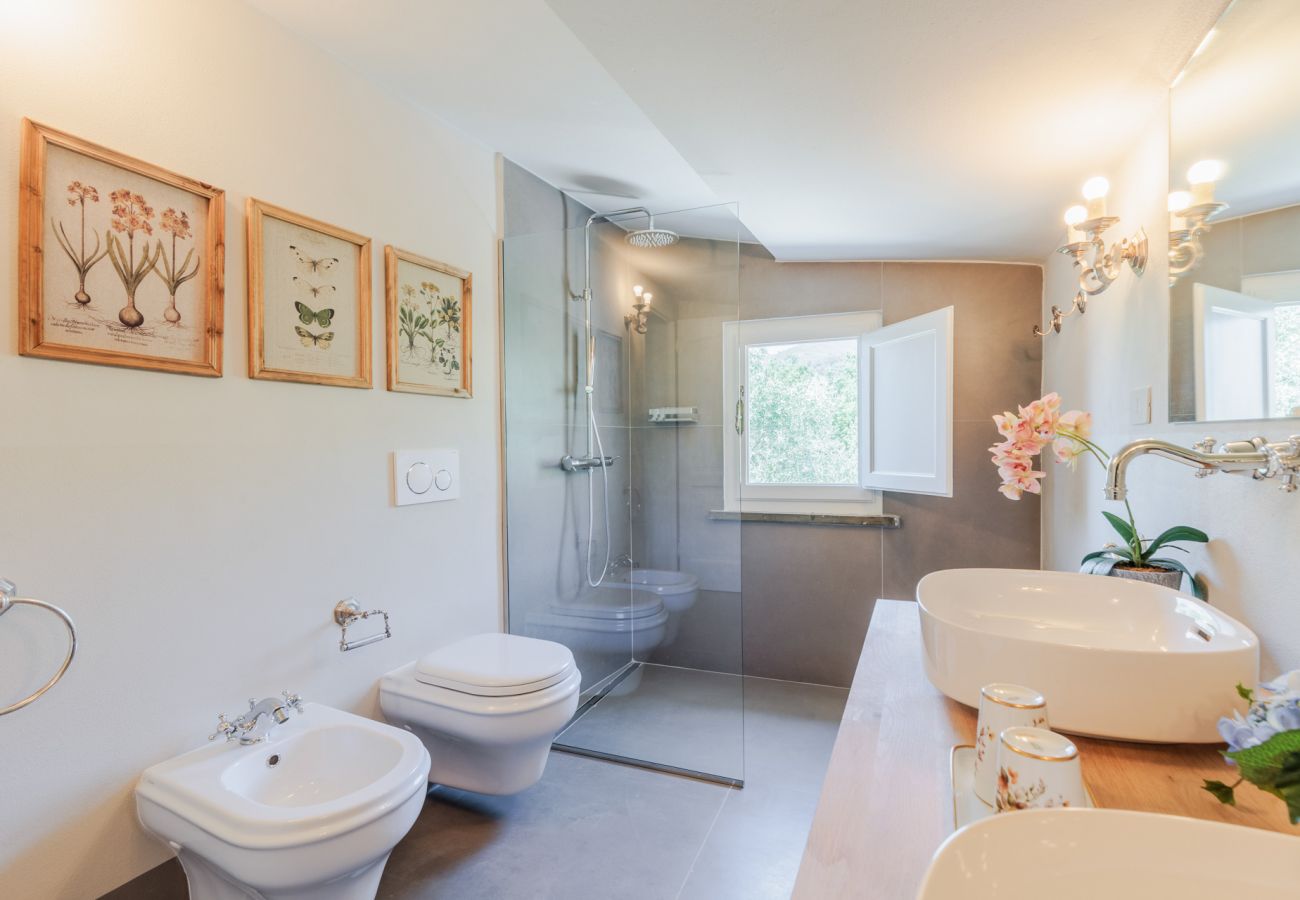 Villa a Capannori - Villa Noa, Romantic 8 bedroom Luxury Farmhouse with Private Pool on the Lucca Hills Villa a Capannori - Villa Noa, Romantic 8 bedroom Luxury Farmhouse with Private Pool on the Lucca Hills