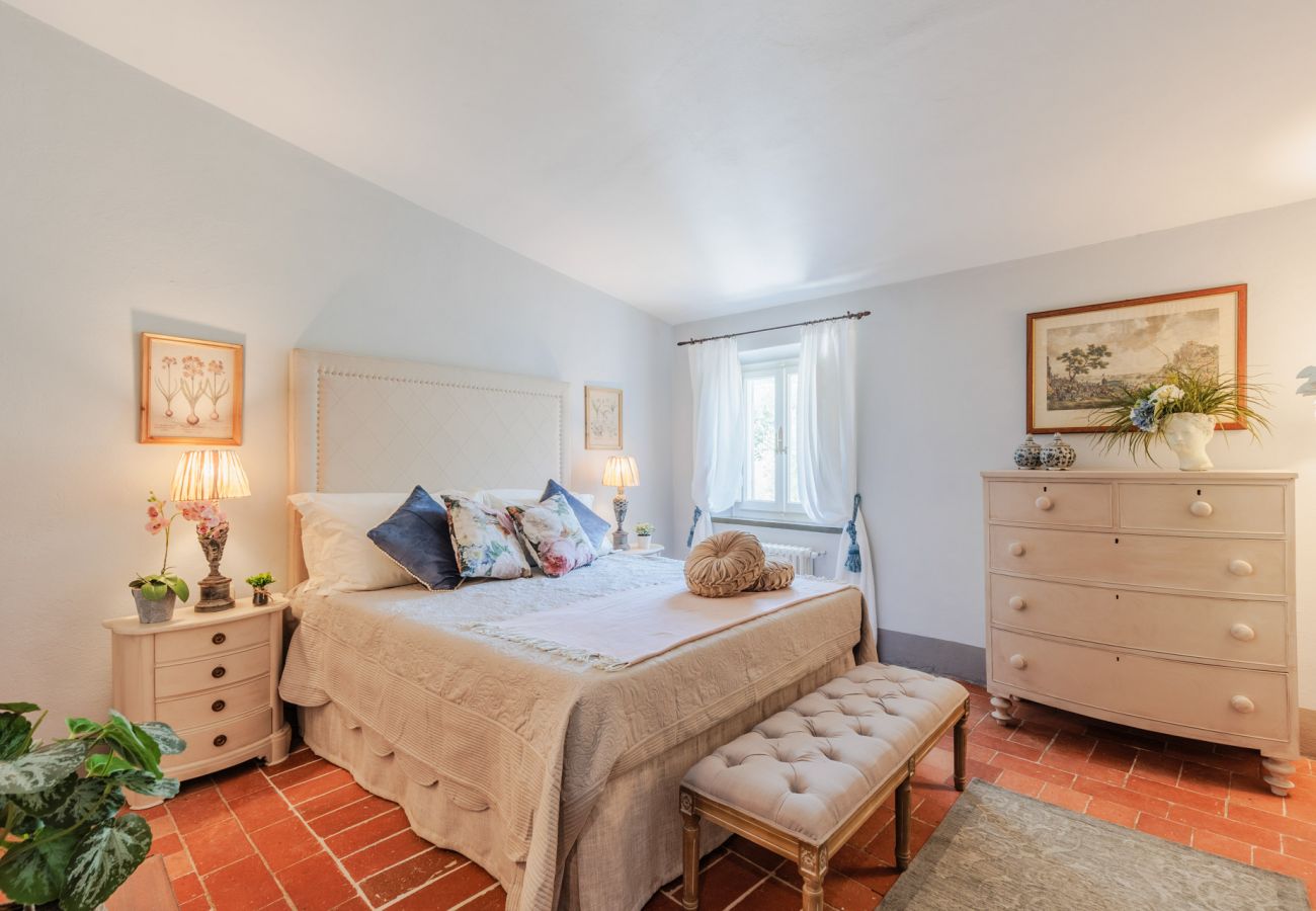Villa a Capannori - Villa Noa, Romantic 8 bedroom Luxury Farmhouse with Private Pool on the Lucca Hills Villa a Capannori - Villa Noa, Romantic 8 bedroom Luxury Farmhouse with Private Pool on the Lucca Hills