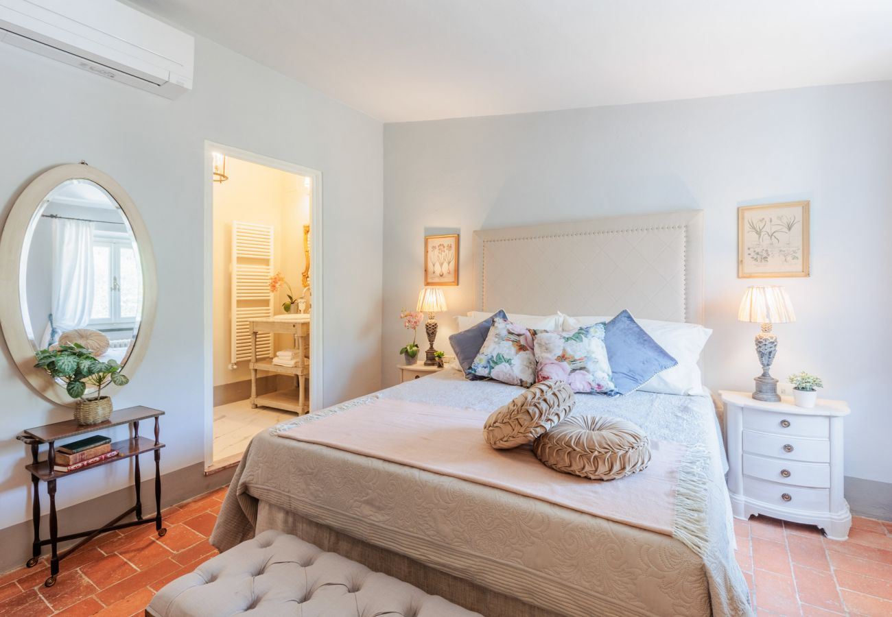 Villa a Capannori - Villa Noa, Romantic 8 bedroom Luxury Farmhouse with Private Pool on the Lucca Hills Villa a Capannori - Villa Noa, Romantic 8 bedroom Luxury Farmhouse with Private Pool on the Lucca Hills