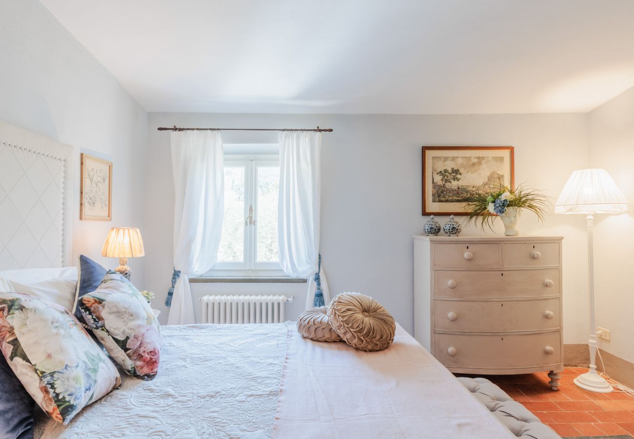 Villa a Capannori - Villa Noa, Romantic 8 bedroom Luxury Farmhouse with Private Pool on the Lucca Hills Villa a Capannori - Villa Noa, Romantic 8 bedroom Luxury Farmhouse with Private Pool on the Lucca Hills