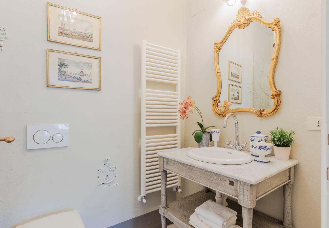 Villa a Capannori - Villa Noa, Romantic 8 bedroom Luxury Farmhouse with Private Pool on the Lucca Hills Villa a Capannori - Villa Noa, Romantic 8 bedroom Luxury Farmhouse with Private Pool on the Lucca Hills