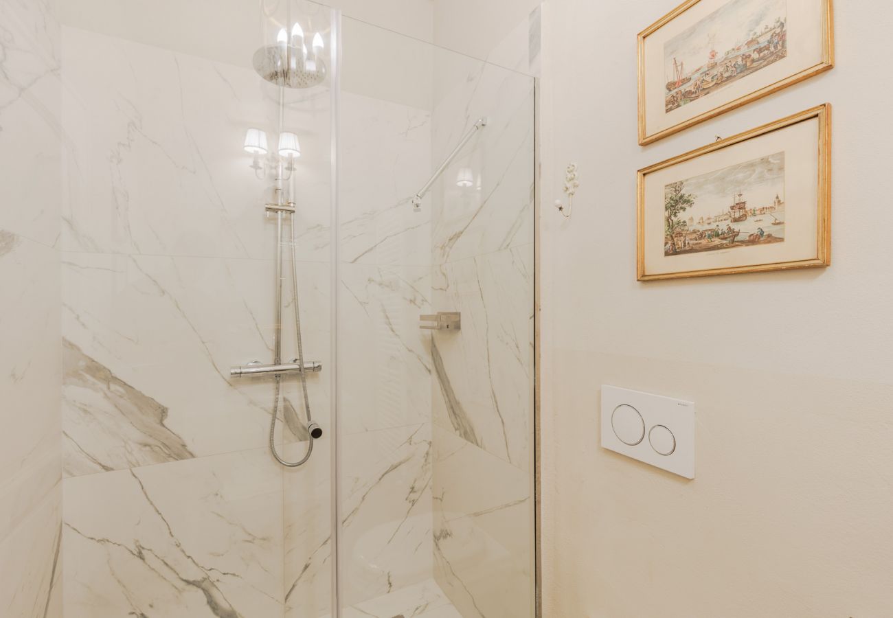 Villa a Capannori - Villa Noa, Romantic 8 bedroom Luxury Farmhouse with Private Pool on the Lucca Hills Villa a Capannori - Villa Noa, Romantic 8 bedroom Luxury Farmhouse with Private Pool on the Lucca Hills