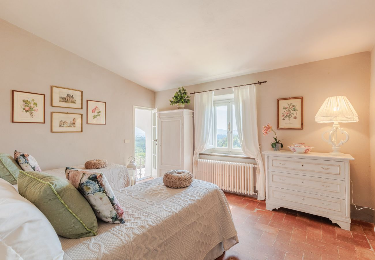 Villa a Capannori - Villa Noa, Romantic 8 bedroom Luxury Farmhouse with Private Pool on the Lucca Hills Villa a Capannori - Villa Noa, Romantic 8 bedroom Luxury Farmhouse with Private Pool on the Lucca Hills