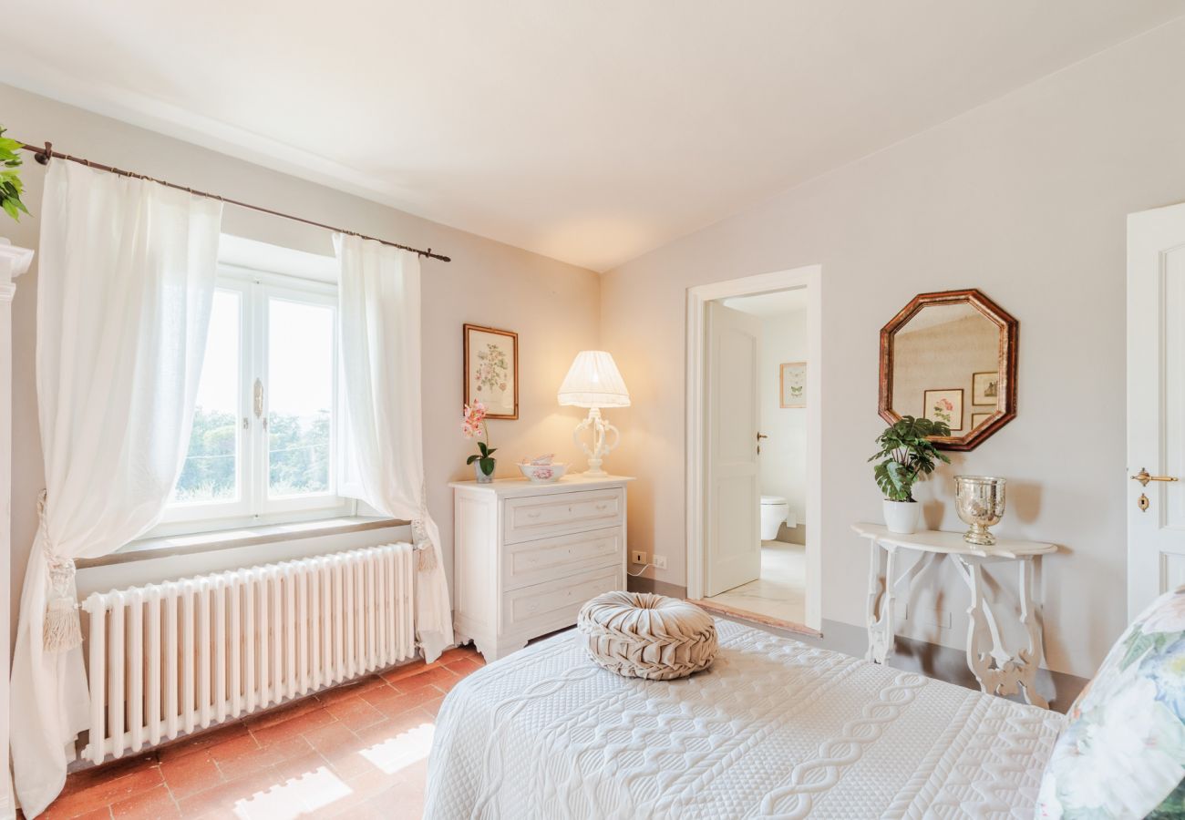 Villa a Capannori - Villa Noa, Romantic 8 bedroom Luxury Farmhouse with Private Pool on the Lucca Hills Villa a Capannori - Villa Noa, Romantic 8 bedroom Luxury Farmhouse with Private Pool on the Lucca Hills