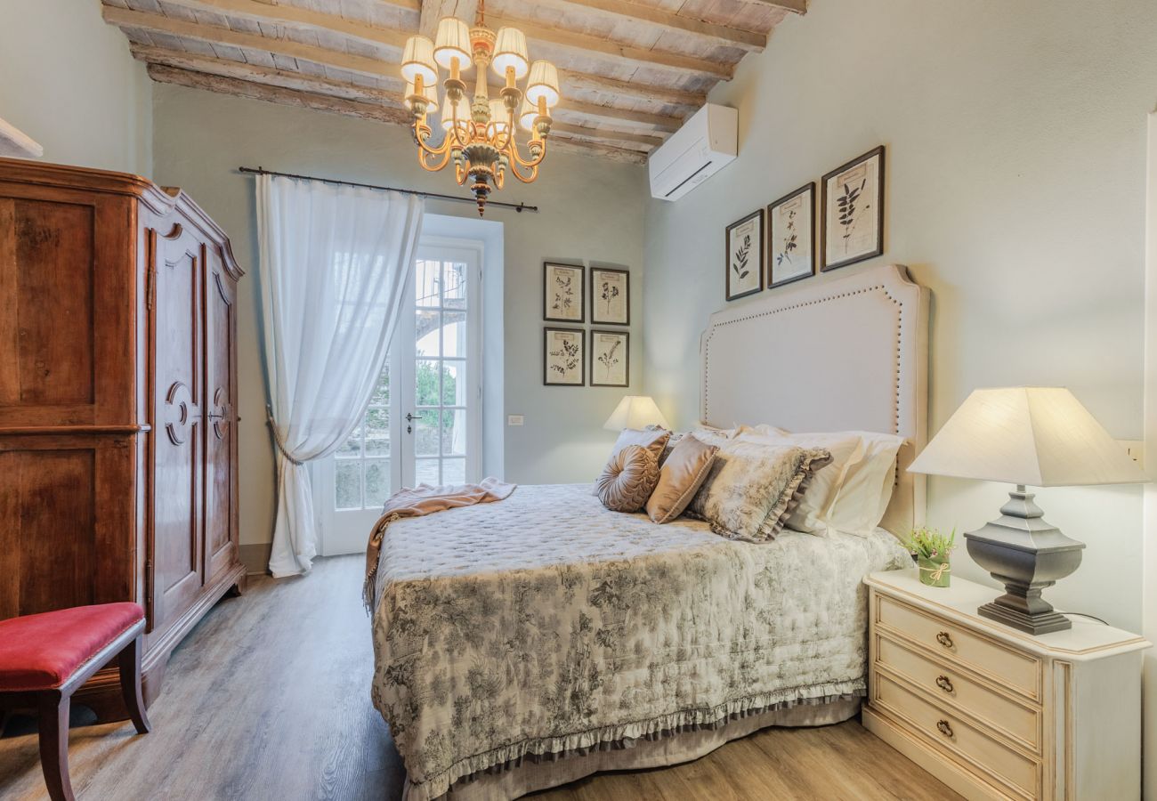 Villa a Capannori - Villa Noa, Romantic 8 bedroom Luxury Farmhouse with Private Pool on the Lucca Hills Villa a Capannori - Villa Noa, Romantic 8 bedroom Luxury Farmhouse with Private Pool on the Lucca Hills