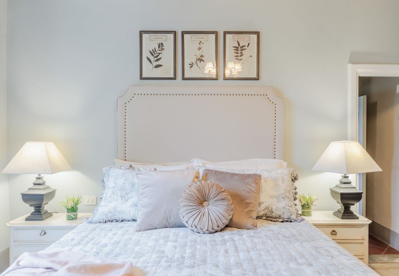 Villa a Capannori - Villa Noa, Romantic 8 bedroom Luxury Farmhouse with Private Pool on the Lucca Hills Villa a Capannori - Villa Noa, Romantic 8 bedroom Luxury Farmhouse with Private Pool on the Lucca Hills