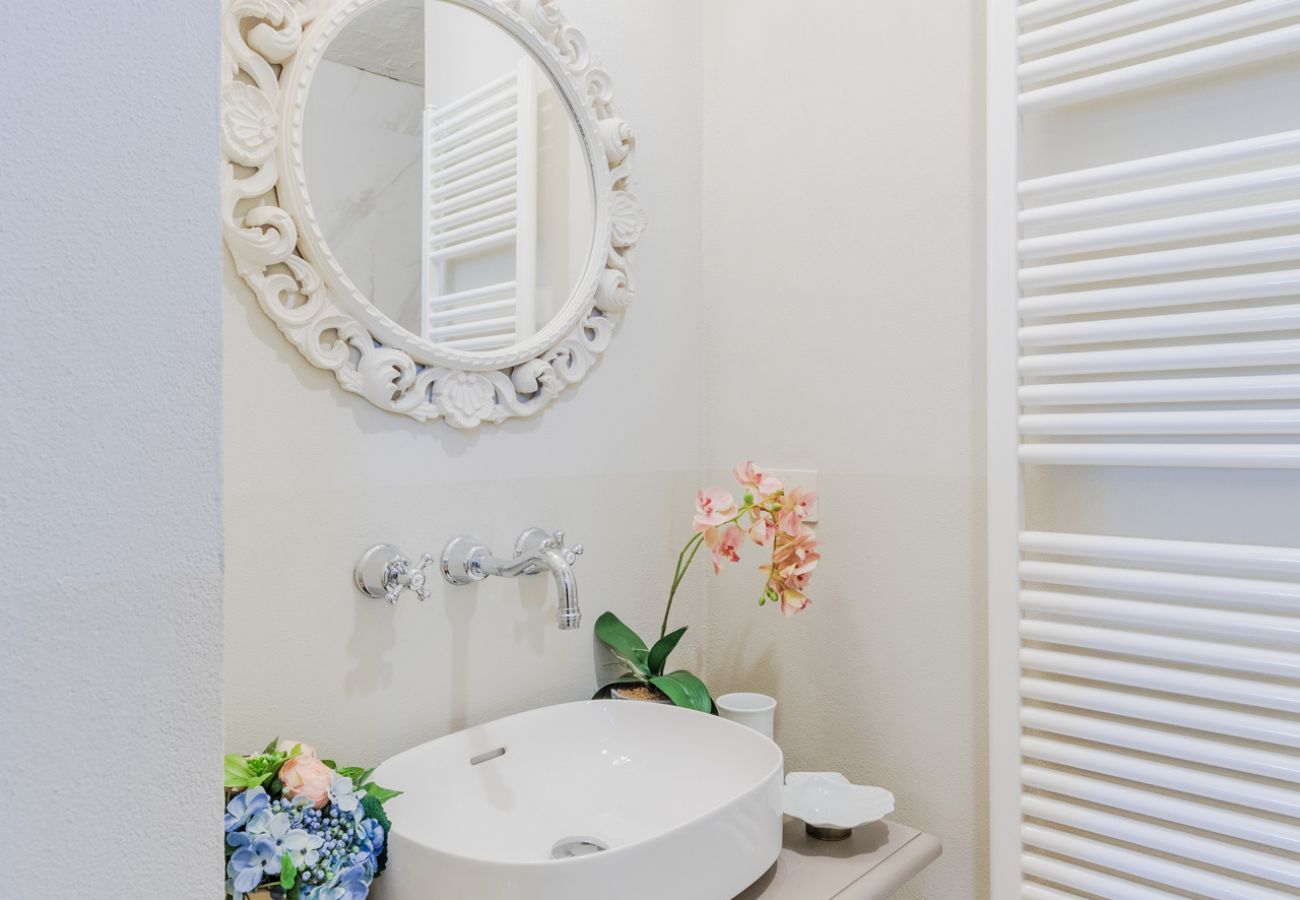 Villa a Capannori - Villa Noa, Romantic 8 bedroom Luxury Farmhouse with Private Pool on the Lucca Hills Villa a Capannori - Villa Noa, Romantic 8 bedroom Luxury Farmhouse with Private Pool on the Lucca Hills