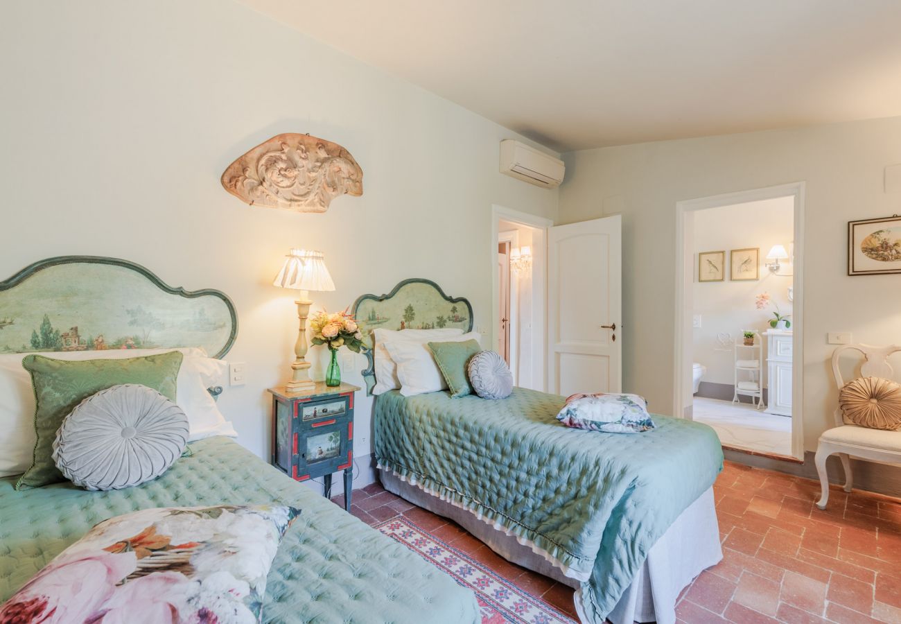 Villa a Capannori - Villa Noa, Romantic 8 bedroom Luxury Farmhouse with Private Pool on the Lucca Hills Villa a Capannori - Villa Noa, Romantic 8 bedroom Luxury Farmhouse with Private Pool on the Lucca Hills